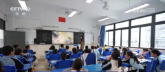段学生正在教师、家长帮帮下利用式内容生成功