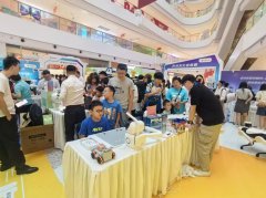 科普展板展现相关AI产物的手艺道理取使用